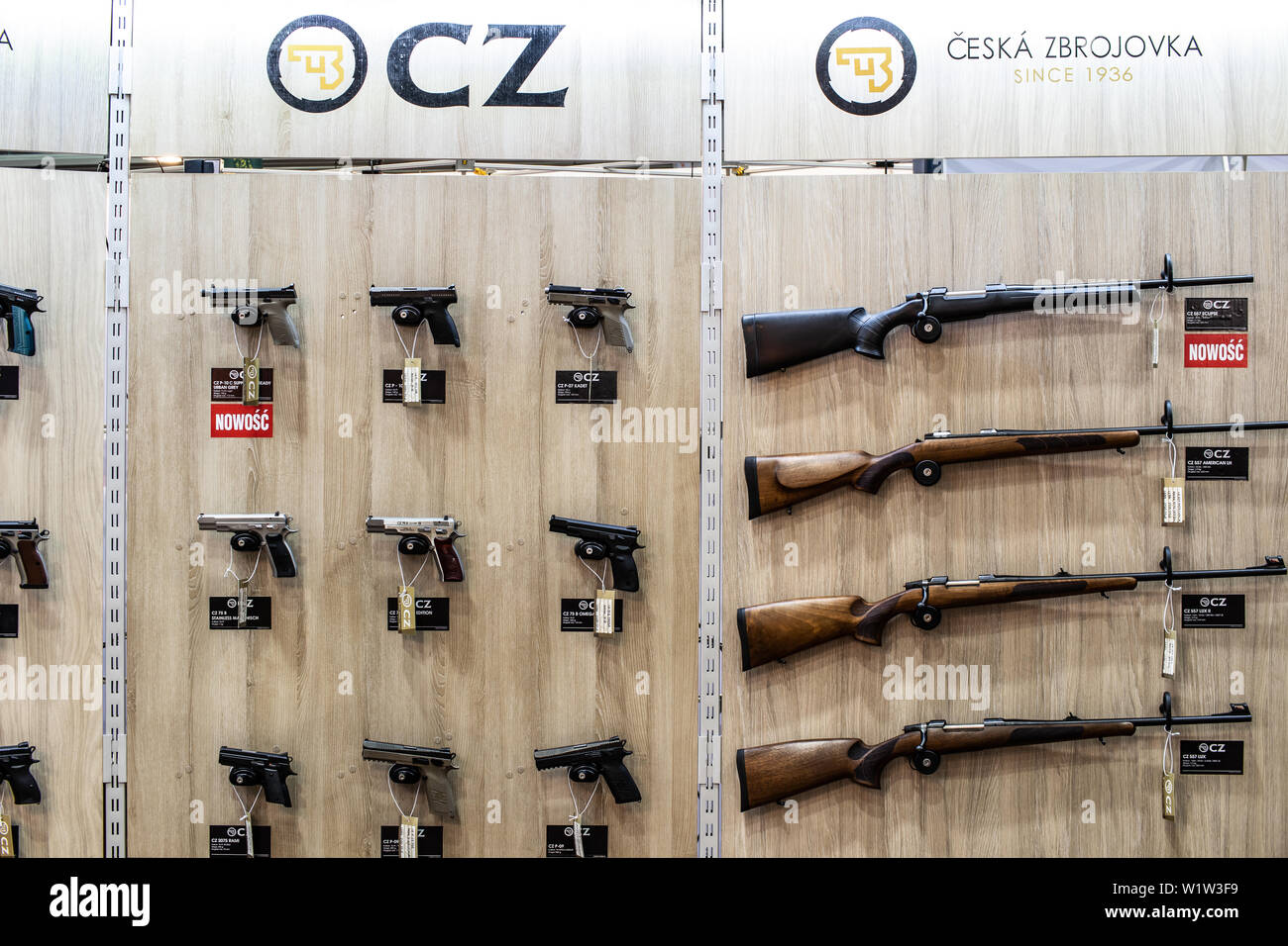 Poznan, Polonia, Feb 2019 arma CZ Ceska Zbrojovka CZUB, semi-automatico, pistole, fucili, fucili, carabine, esposizione, KNIEJE caccia fair Foto Stock