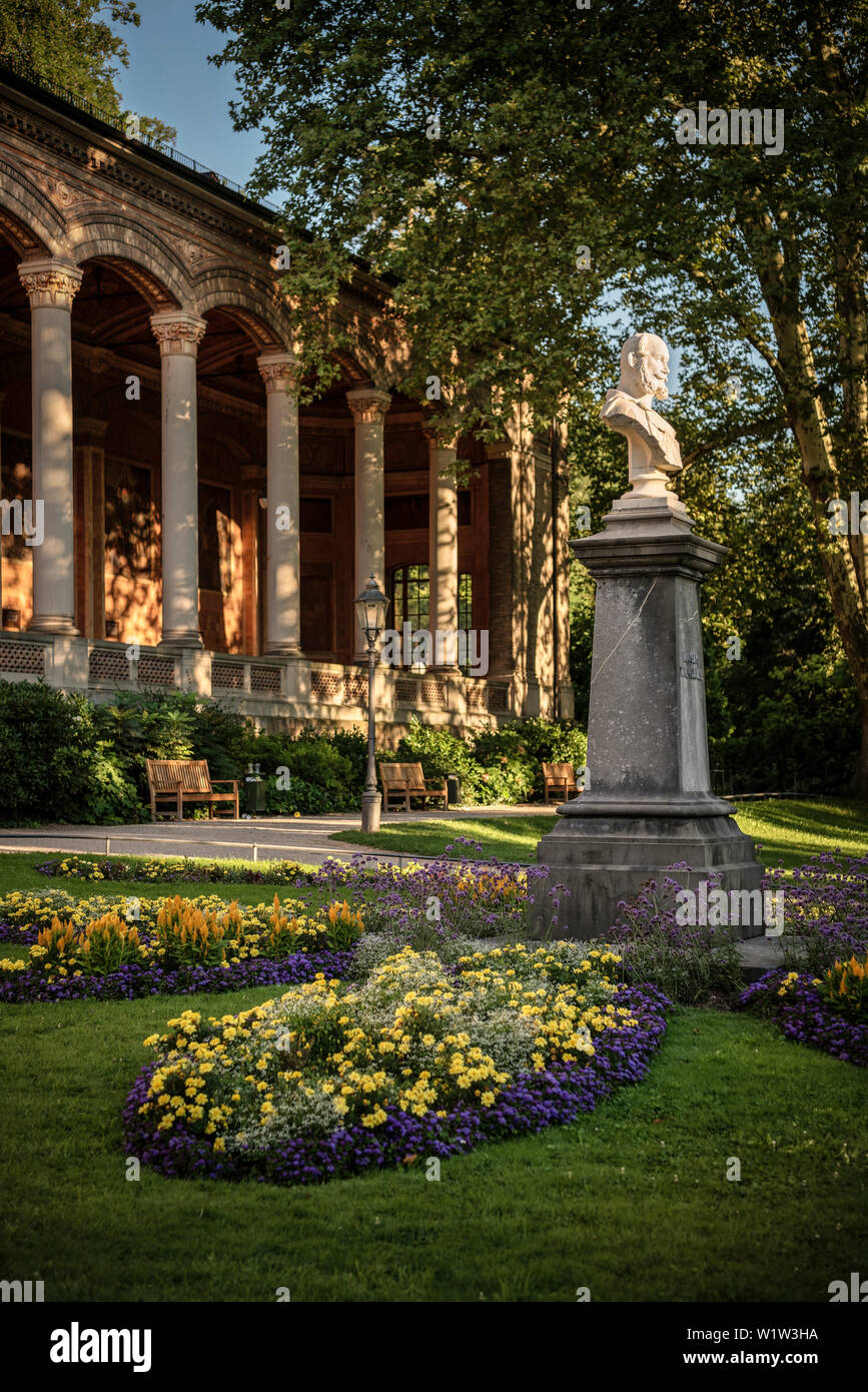 Statua / Busto di imperatore Guglielmo di fronte Trinkhalle con le sue colonne corinzie, Baden-Baden, città termale, Baden-Wuerttemberg, Germania Foto Stock