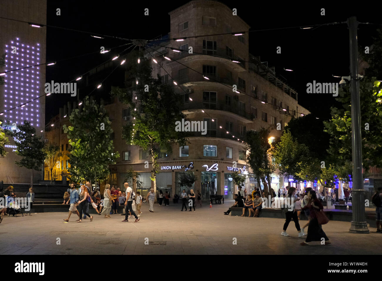 Scena notturna a Piazza Sion uno dei vertici del quartiere commerciale triangolo del centro in Jaffa Road Gerusalemme Ovest Israele Foto Stock