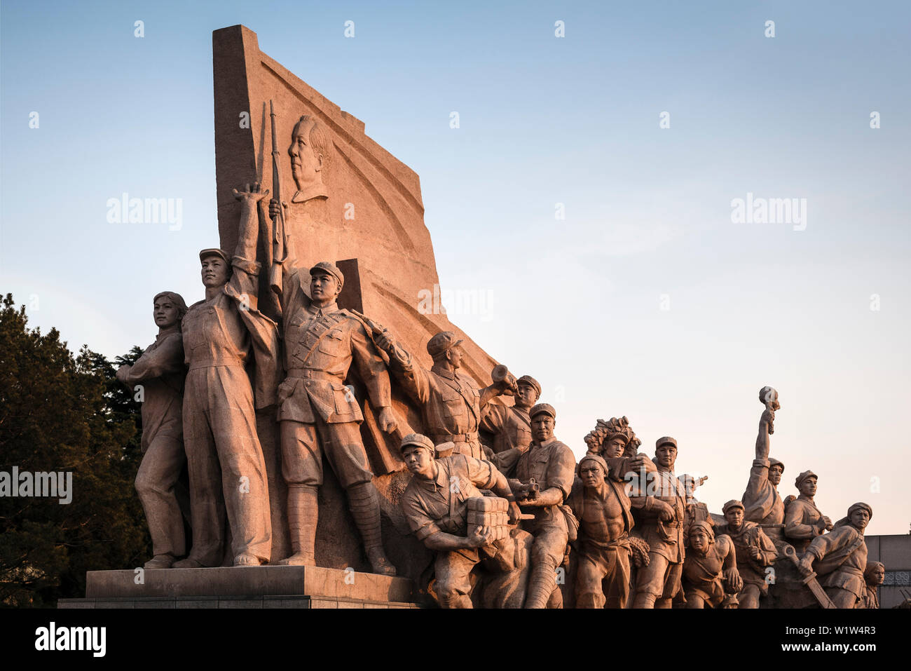 Monumento comunista nella parte anteriore del Presidente Mao Zedong Memorial Hall di Piazza Tiananmen, Pechino, Cina e Asia Foto Stock