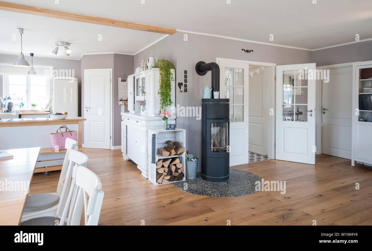 Nordico moderno Soggiorno nella casa di famiglia con il bianco e il grigio mobili e pavimento in legno, Korbach, Hesse, Germania, Europa Foto Stock