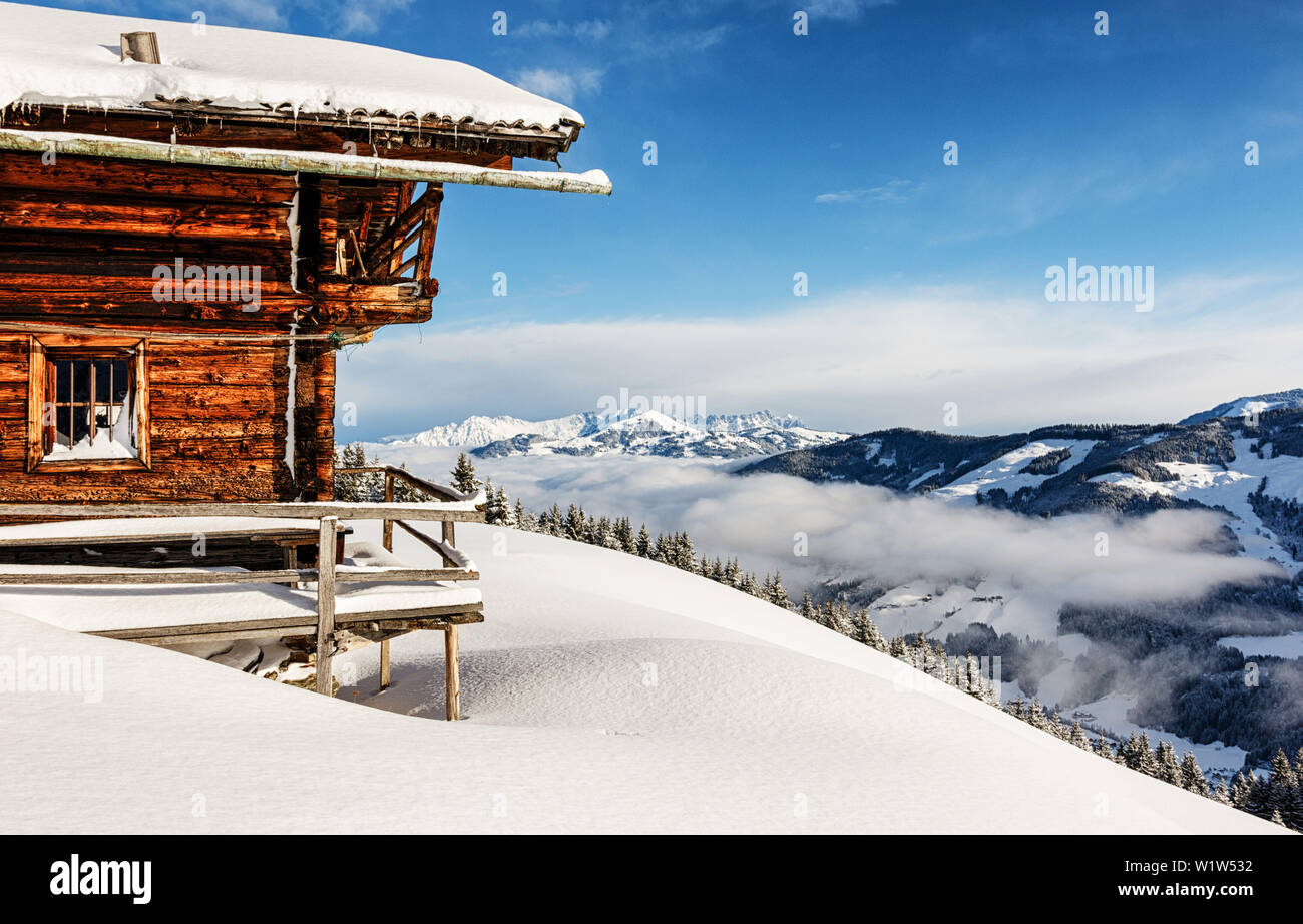 Coperta di neve capanna sopra la valle di Langer Grund, Kelchsau, Alpi di Kitzbühel, Tirolo, Austria Foto Stock