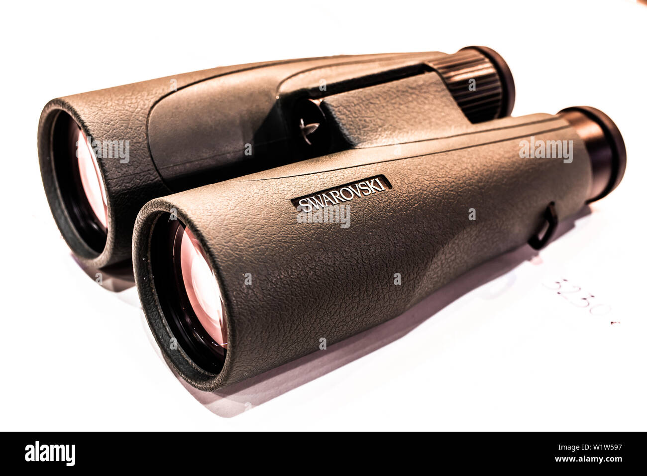 Poznan, Polonia, Feb 2019 binocoli Swarovski di alta qualità dello strumento ottico fabbricato da Swarovski Optik, esposizione KNIEJE caccia fair Foto Stock