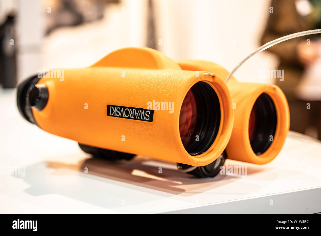 Poznan, Polonia, Feb 2019 binocoli Swarovski di alta qualità dello strumento ottico fabbricato da Swarovski Optik, esposizione KNIEJE caccia fair Foto Stock