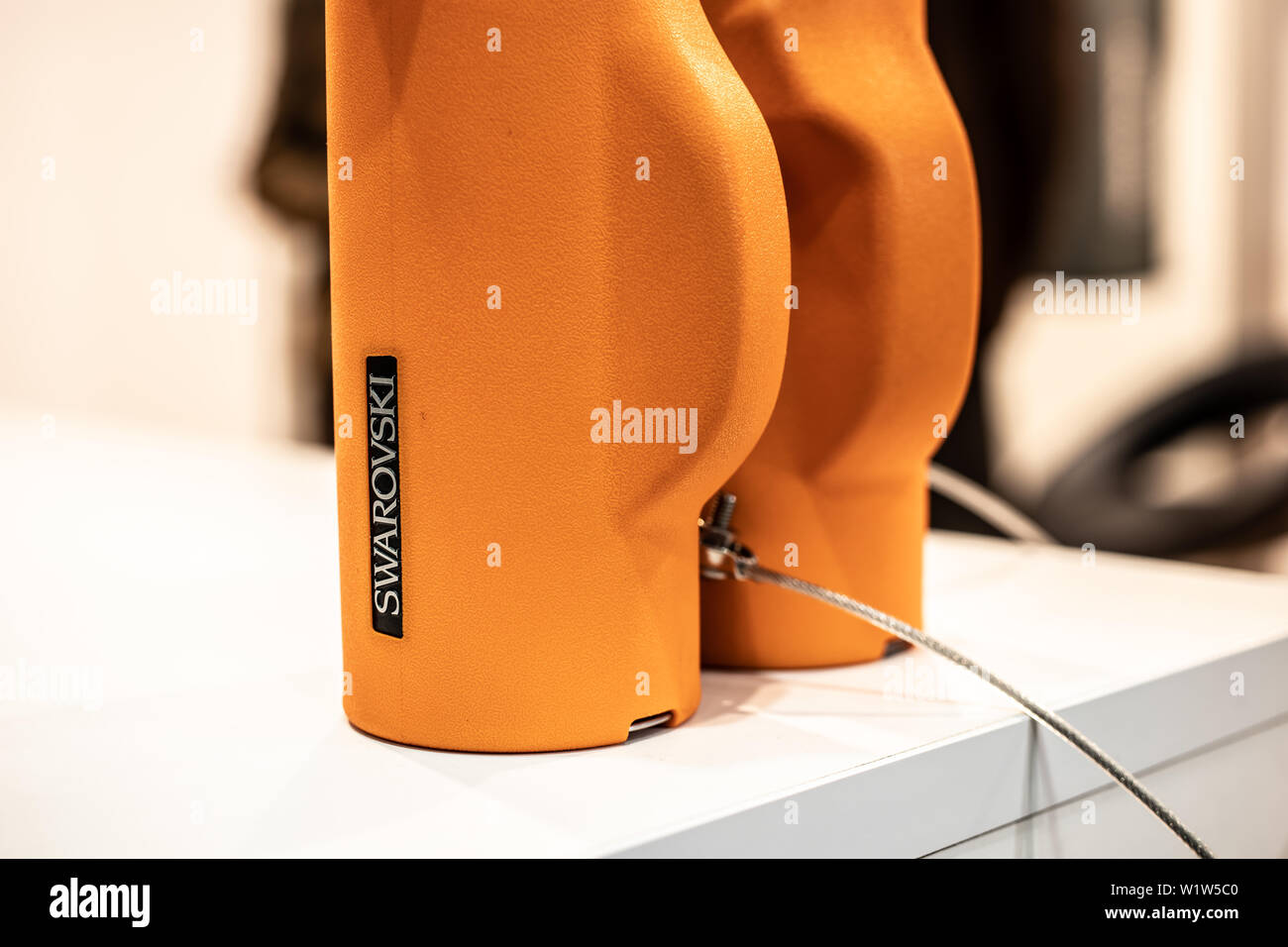 Poznan, Polonia, Feb 2019 binocoli Swarovski di alta qualità dello strumento ottico fabbricato da Swarovski Optik, esposizione KNIEJE caccia fair Foto Stock