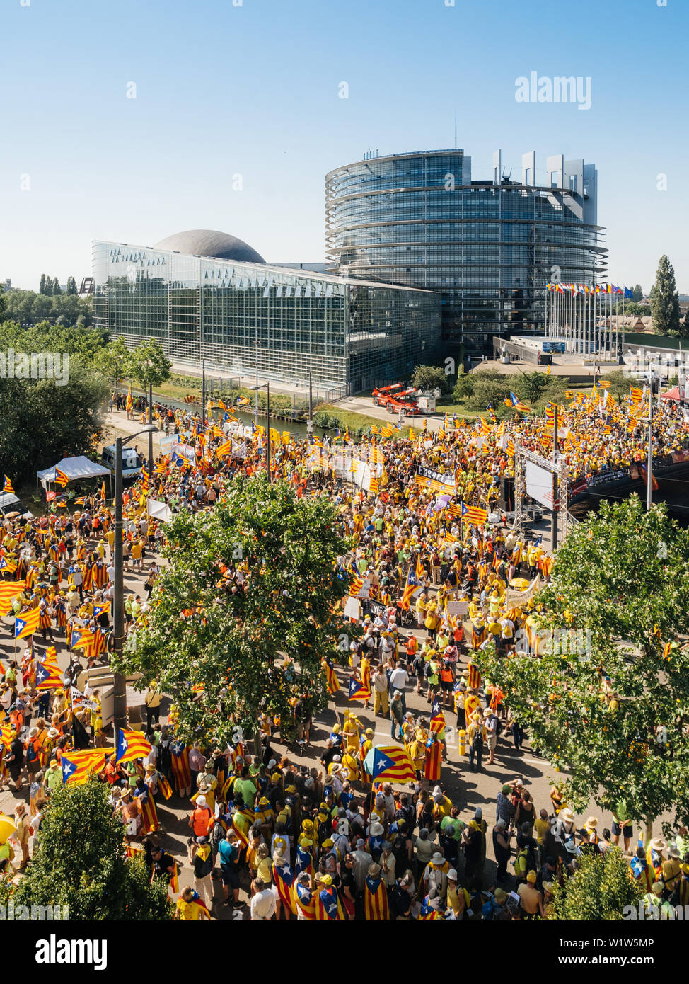 Strasburgo, Francia - luglio 2 2019: l'immagine verticale drone antenna vista di persone con Estelada indipendentista catalano flags dimostrano la protesta a livello di Unione europea Parlamento europeo contro l'esclusione catalano deputati eletti Foto Stock