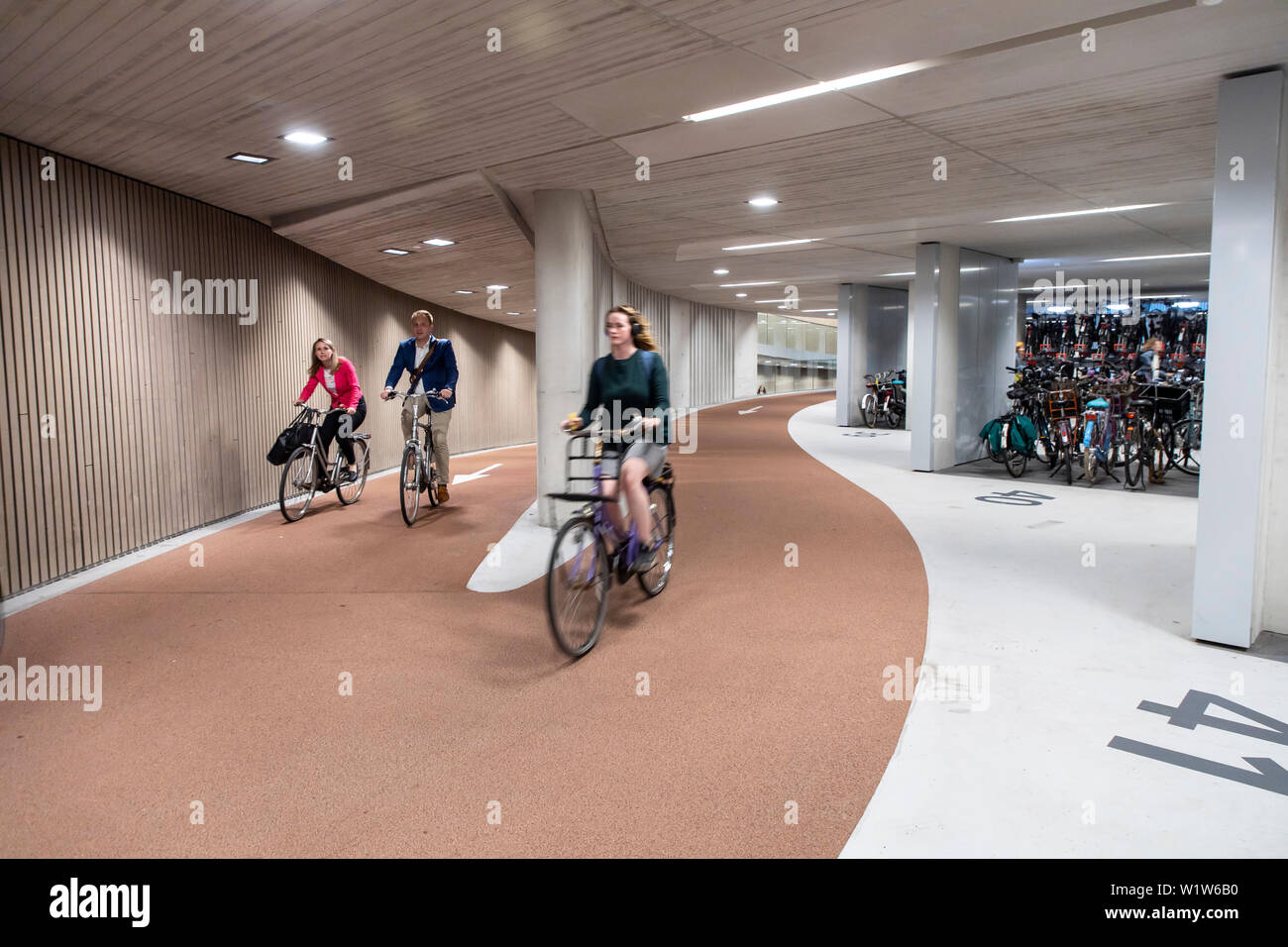 Parcheggio bici garage a Utrecht, nei Paesi Bassi, con oltre 13.000 spazi di parcheggio, il più grande parcheggio garage per biciclette in tutto il mondo, presso la centrale di Foto Stock
