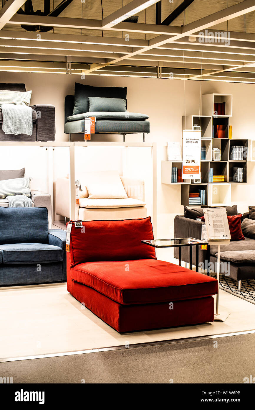 Lodz, Polonia, Jan 2019 esposizione interno negozio IKEA moderne Sedie Poltrone divani IKEA vende pronte per il montaggio degli apparecchi mobili accessori per la casa Foto Stock