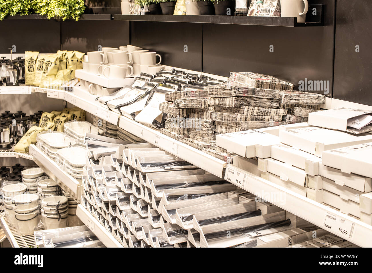 Lodz, Polonia, Jan 2019 mostra, interno negozio IKEA. Posate il vassoio con i moderni set di posate. Moderne attrezzature per cucina. IKEA vende accessori per la casa Foto Stock