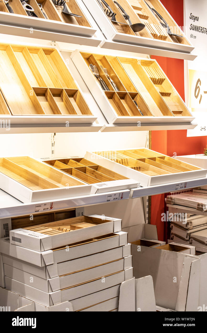 Lodz, Polonia, Jan 2019 mostra, interno negozio IKEA. Posate il vassoio con i moderni set di posate. Moderne attrezzature per cucina. IKEA vende accessori per la casa Foto Stock
