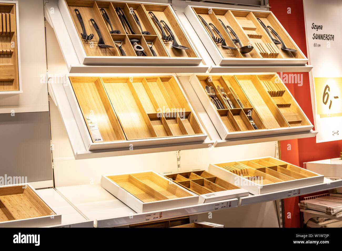 Lodz, Polonia, Jan 2019 mostra, interno negozio IKEA. Posate il vassoio con i moderni set di posate. Moderne attrezzature per cucina. IKEA vende accessori per la casa Foto Stock