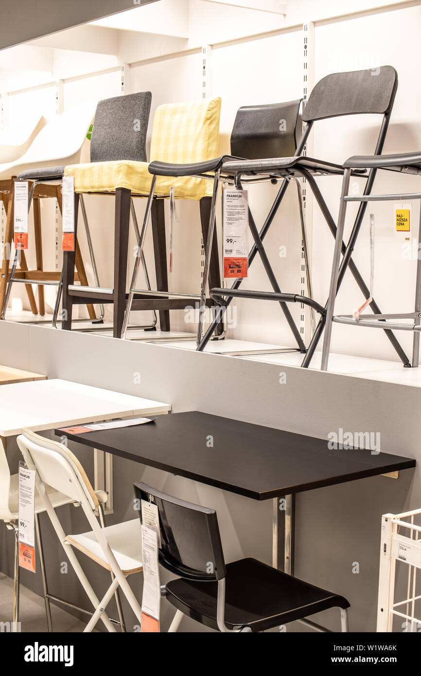Lodz, Polonia, Jan 2019 esposizione interno negozio IKEA. moderne sale da  pranzo tavolo sedie vasellame. IKEA vende pronte per il montaggio mobili e  accessori per la casa Foto stock - Alamy