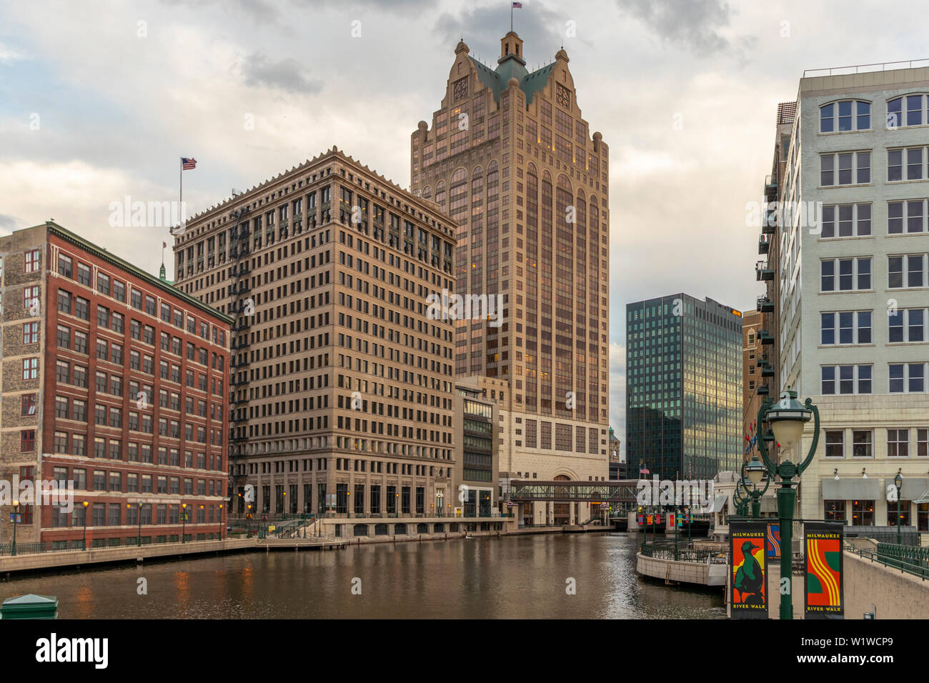 Milwaukee Riverwalk in primavera. Centro di Milwaukee, Wisconsin, Stati Uniti d'America. Foto Stock