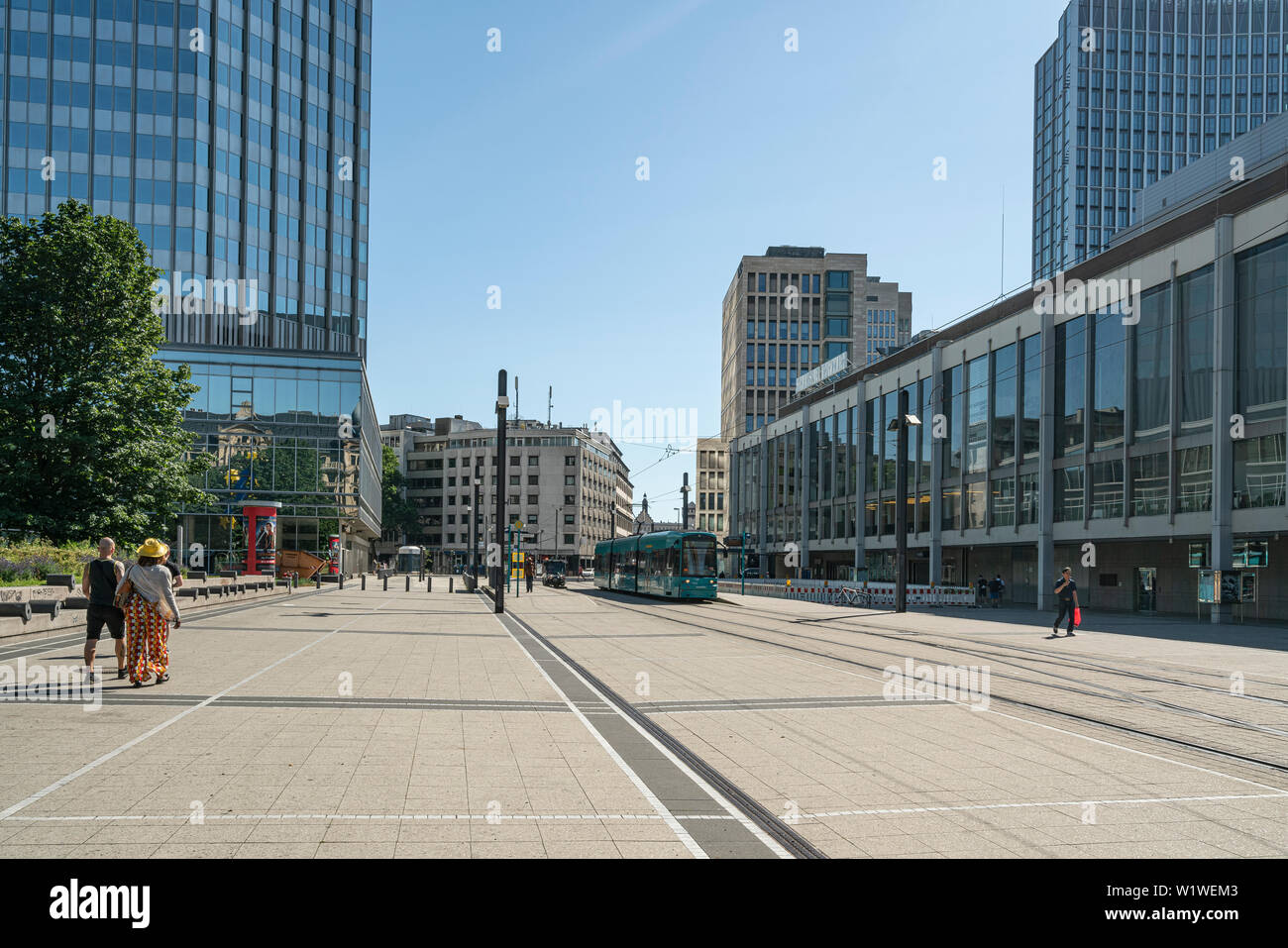 Francoforte, Germania. Luglio 2019. La grande Willy Brandt piazza della città Foto Stock