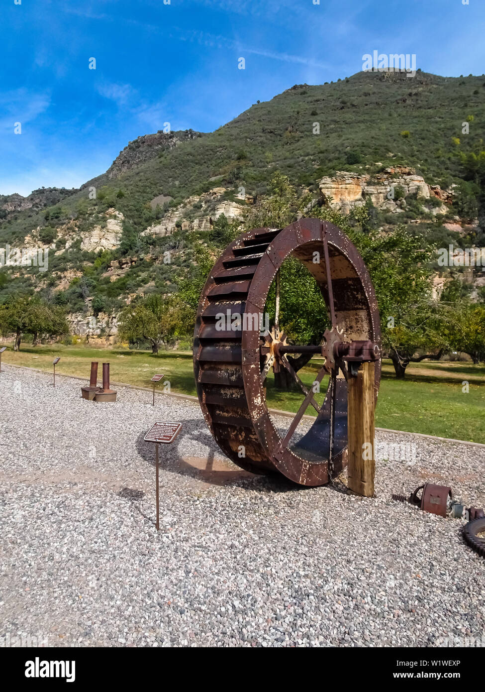 Antica fattoria di attrezzature con le montagne alle spalle nella Slide Rock State Park a Sedona in Arizona Foto Stock