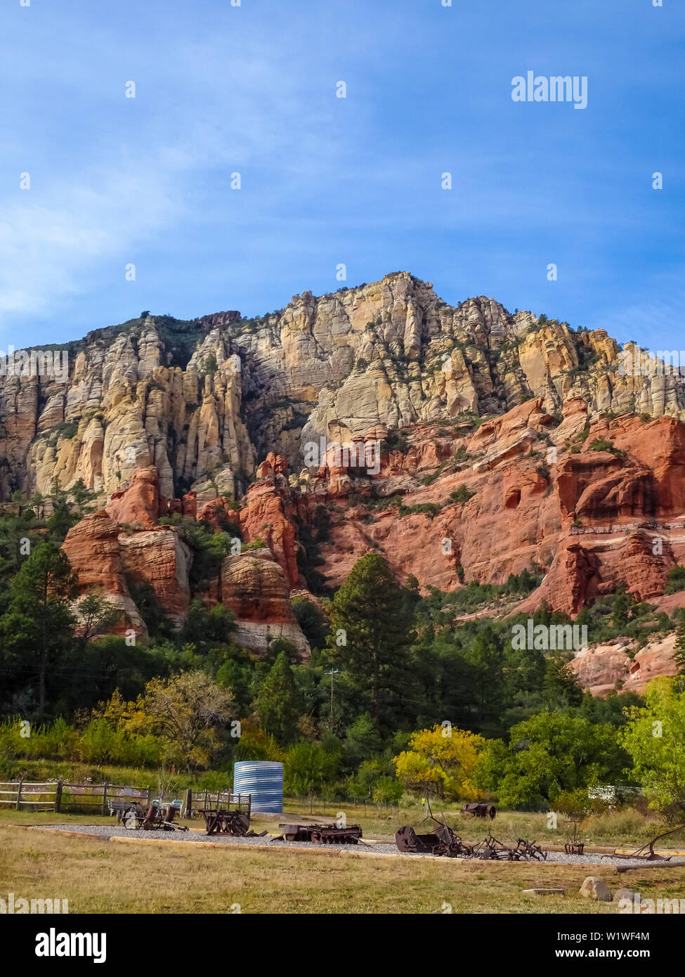 Vecchia Fattoria Equipement con Red Rock Mountains nella Slide Rock State Park al di fuori di Sedona in Arizona Foto Stock