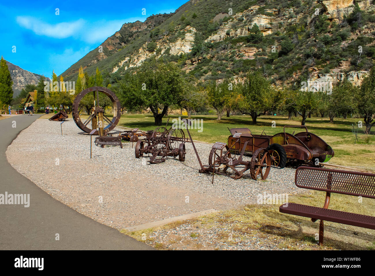 Antica fattoria di attrezzature con le montagne alle spalle nella Slide Rock State Park a Sedona in Arizona Foto Stock