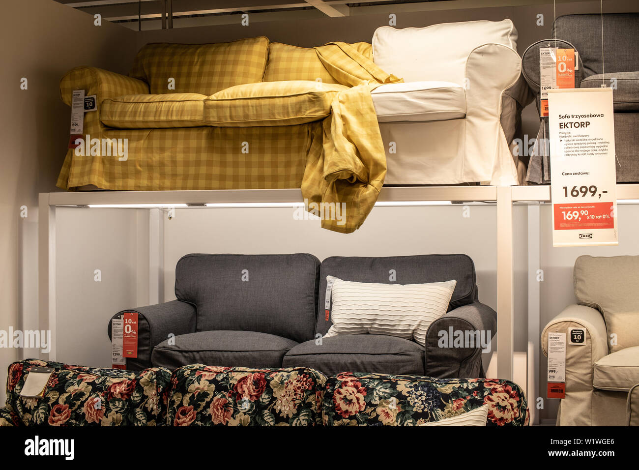Lodz, Polonia, Jan 2019 mostra, interno negozio IKEA. divani moderni. Design IKEA vende pronti a comporre mobili, elettrodomestici, accessori per la casa Foto Stock