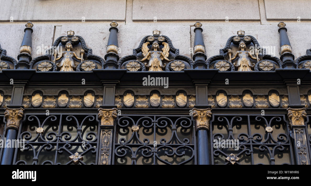 Ottone decorativa in metallo e decorazione della finestra con figurine femminili in un edificio nel centro di Los Angeles Foto Stock