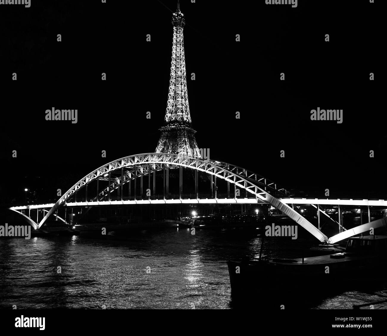 La torre Eiffel di notte 7bw Foto Stock