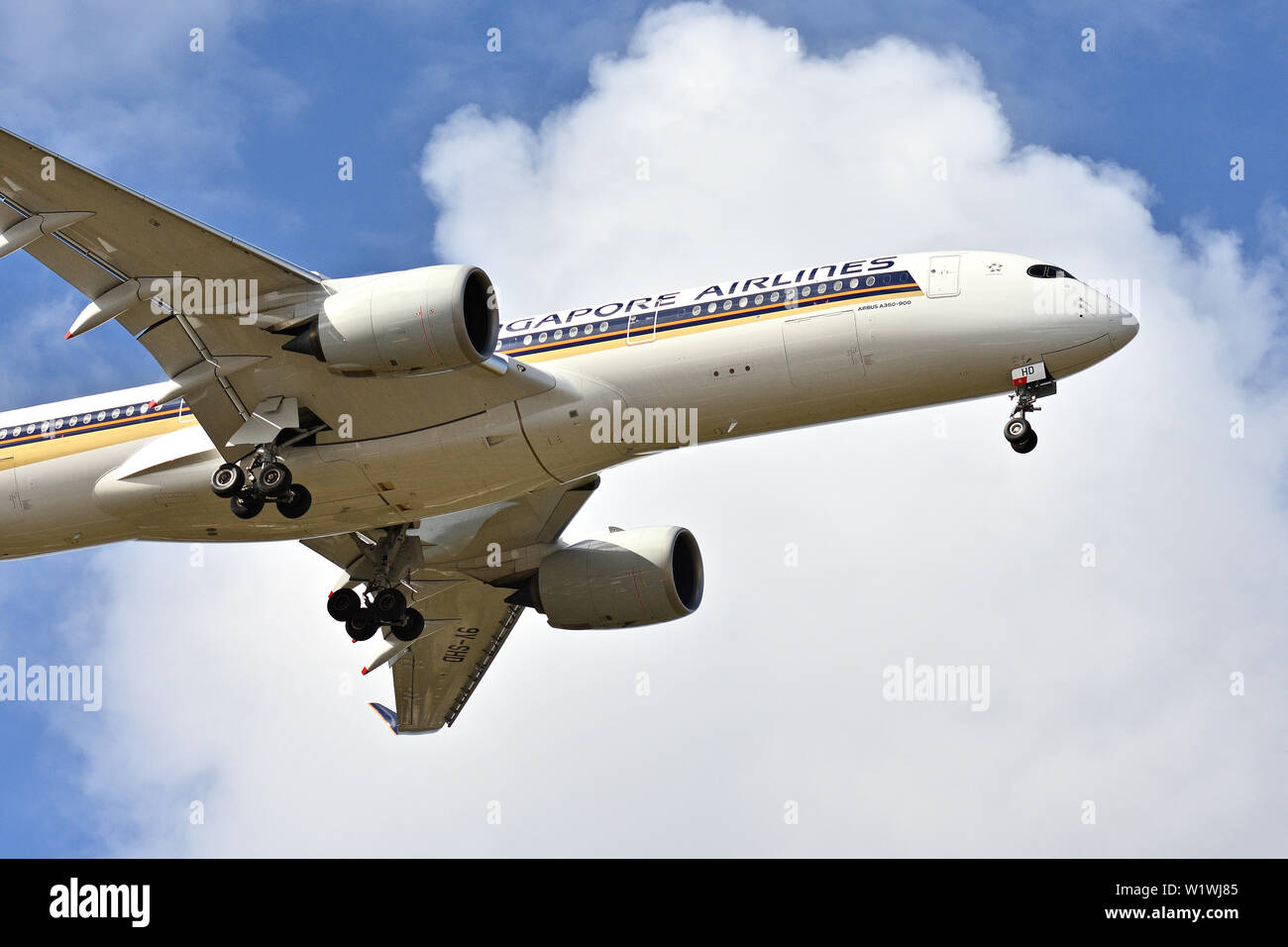 Airbus A350-900 9V-SHD di Singapore Airlines sulla rotta di avvicinamento all'Aeroporto di Perth Foto Stock