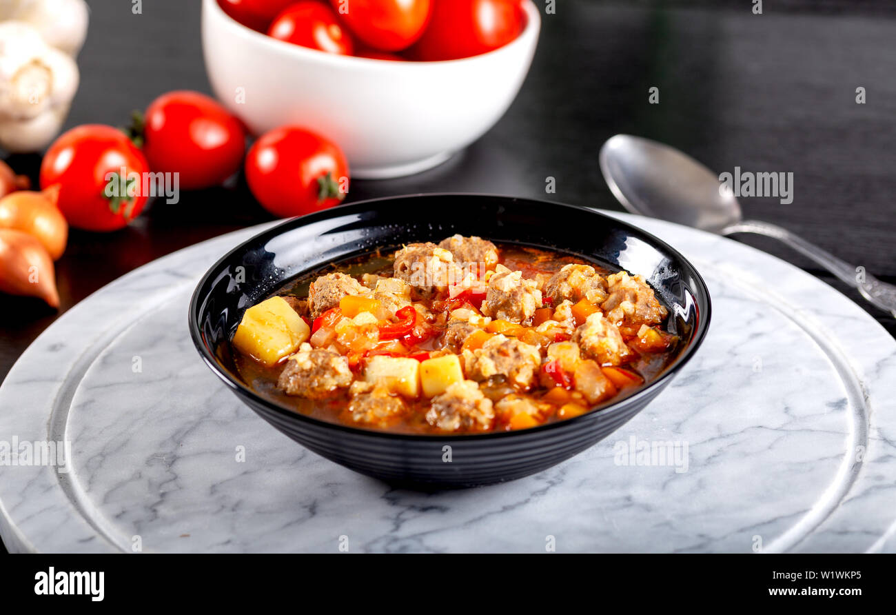 Zuppa con polpette e verdure Foto Stock