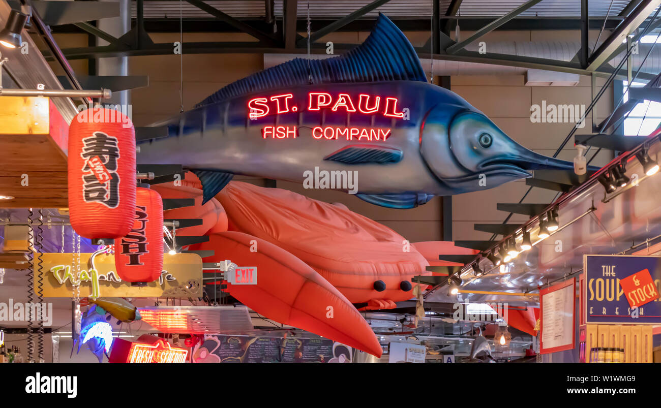 Milwaukee, Wisconsin - Aprile 10th, 2019: pesce spada gigante e granchio gonfiabile al San Paolo Pesce Co. all'interno del Mercato Pubblico nel centro di Milwaukee. Foto Stock