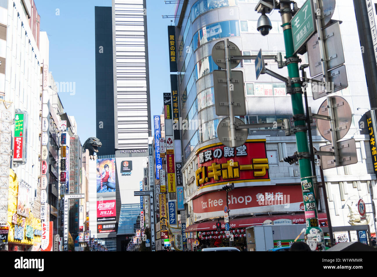 Godzilla statua in mezzo alle scene di strada con TOHO cinema e Gacery Hotel Tokyo Giappone Foto Stock