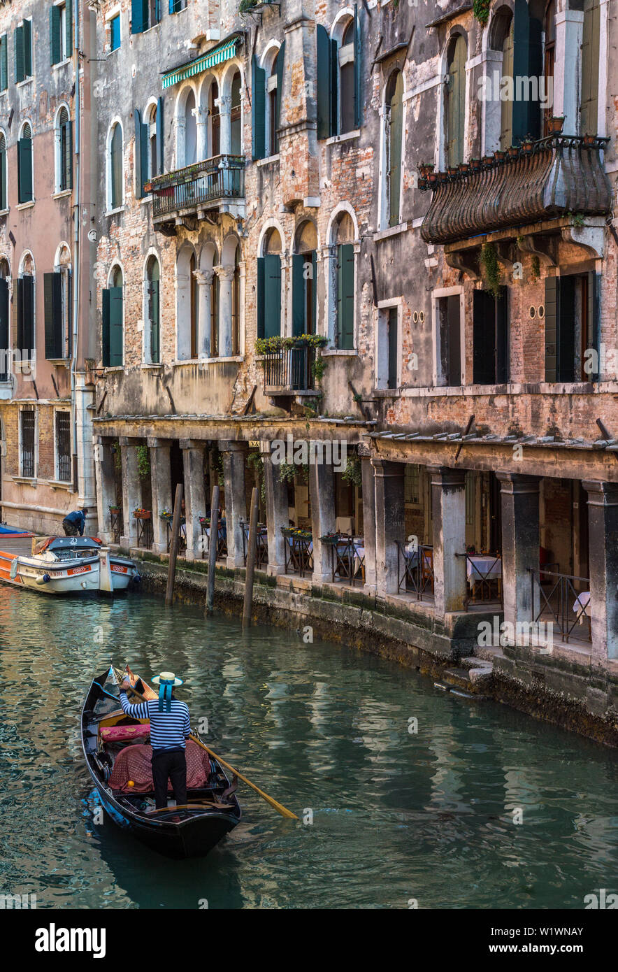 Canal con gondols, a Venezia, Italia. Foto Stock