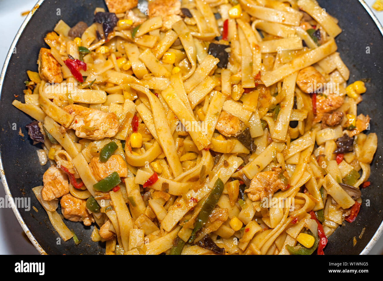 Bami Goreng è un piatto di pasta. Piatto è realizzato in un modo indonesiano con pollo brast e pasta. Foto Stock