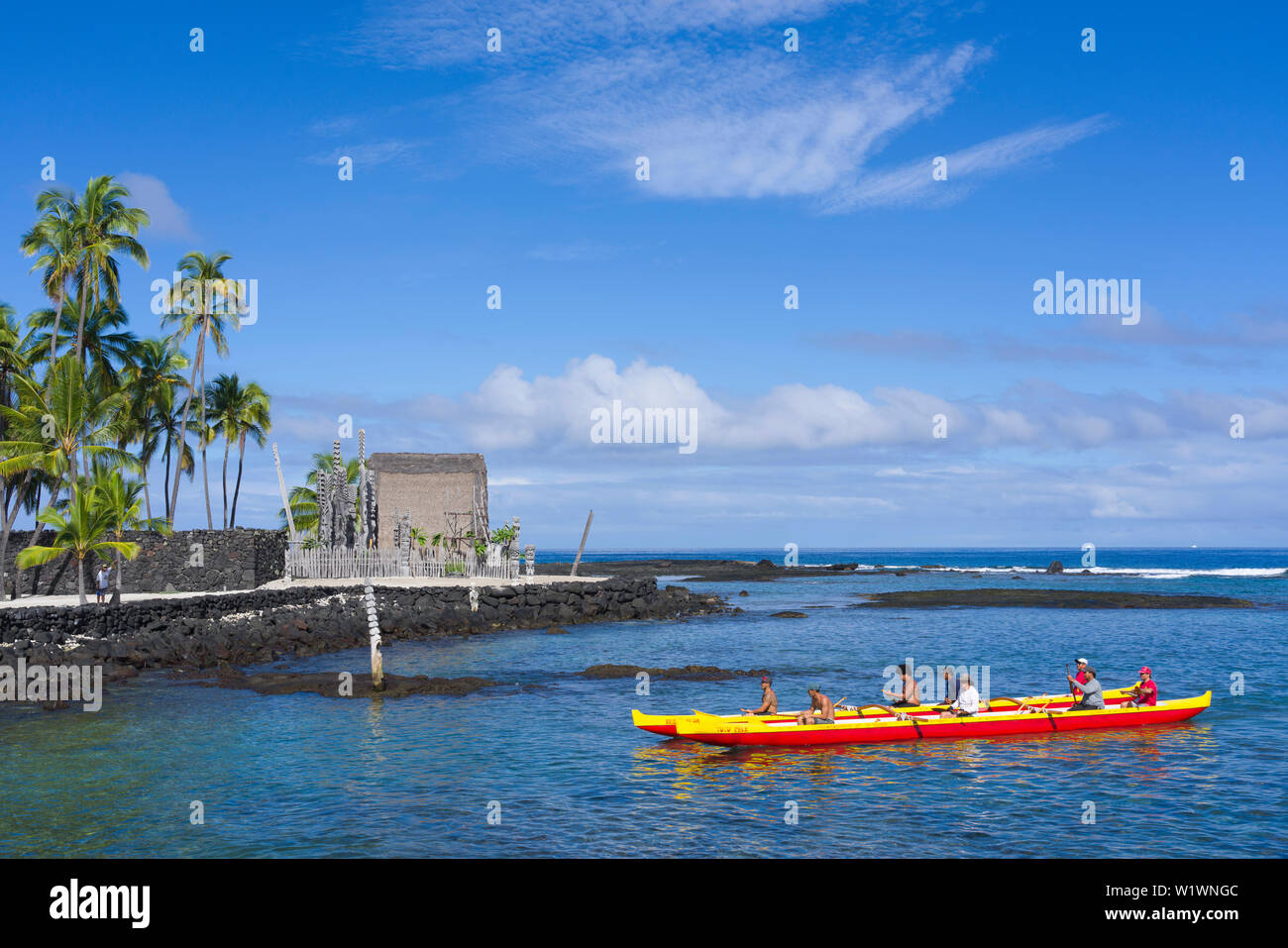 Canoa Outrigger giostre disponibili sulla giornata culturale a Pu'uhonua O Honaunau NP in Sud Kona, Hawaii Foto Stock