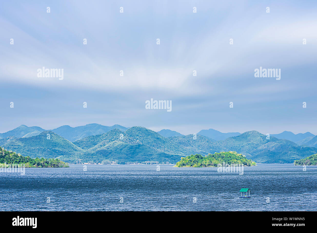 La bellezza del cielo e l'acqua di Kaeng Krachan Dam ,Phetchaburi in Thailandia. Foto Stock
