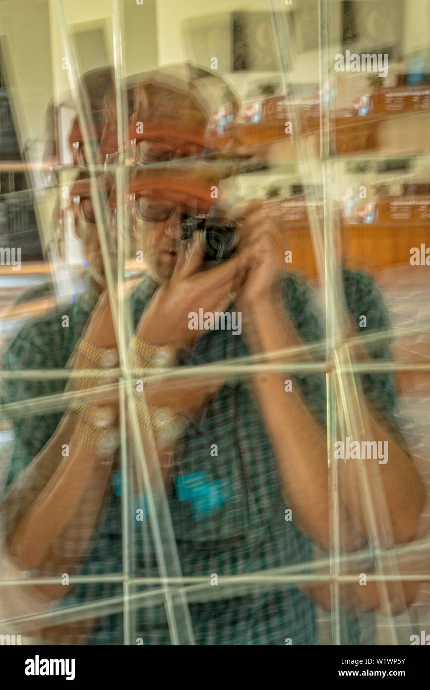 Fotografo di self portrait (modello rilasciato) a specchio con astrazione e movimento. Foto Stock