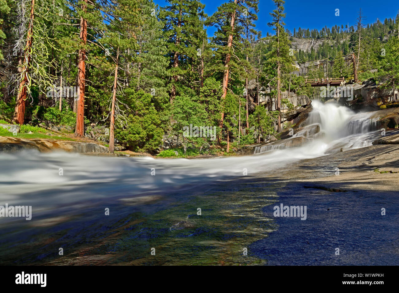 In rapido movimento rapide nel fiume Merced, Yosemite in California Foto Stock
