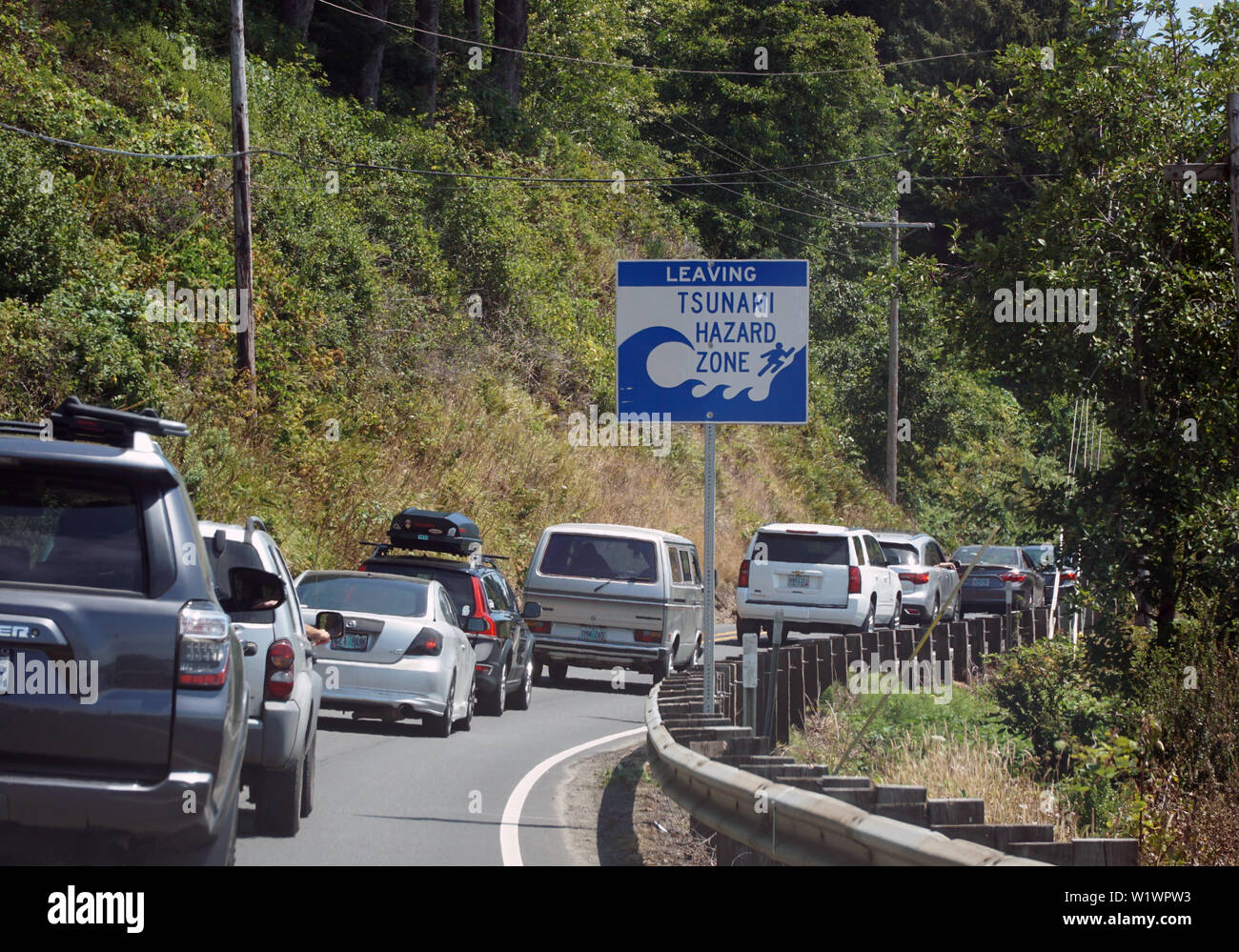 Viene eseguito il backup di traffico su di noi 101 lasciando Tsunami zona di pericolo, Oregon Foto Stock