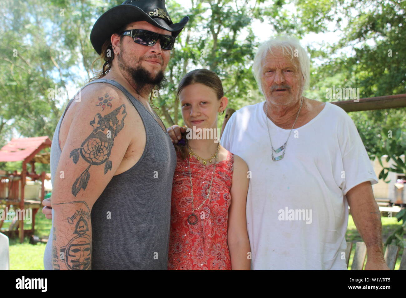 3 generazioni della mia famiglia; mio padre, io e mia figlia maggiore. Mio padre è sulla destra, io sono sulla sinistra, e mia figlia di 13 anni. # Foto Stock