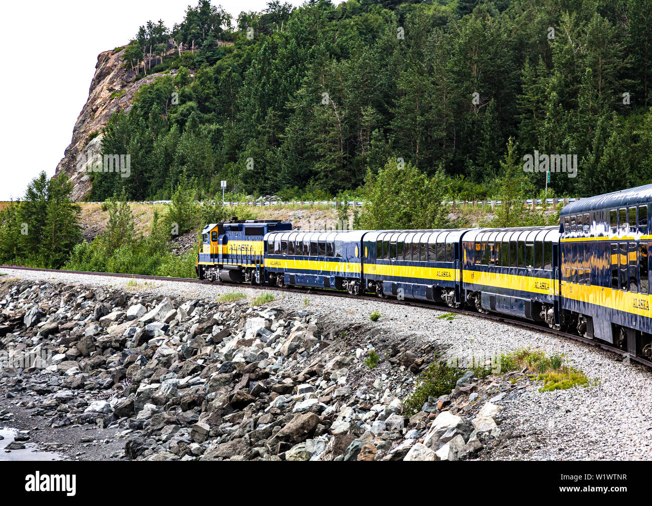 Alaska Railways treno passeggeri che viaggia attraverso paese collinare tra Whittier e McKinlay in Alaska Foto Stock