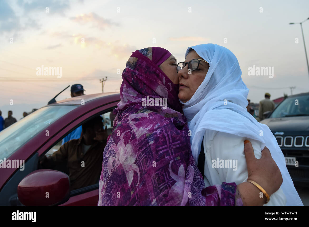 Srinagar, India. 04 Luglio, 2019. Un musulmano del Kashmir pellegrino viene abbracciato dalla sua parente prima della partenza delle annuali hajj pellegrinaggio alla Mecca in Srinagar.Il primo lotto di 304 musulmani del Kashmir hajj pellegrini verso sinistra per l'annuale pellegrinaggio alla Mecca, in Arabia Saudita, il luogo sacro per i musulmani. Credito: SOPA Immagini limitata/Alamy Live News Foto Stock