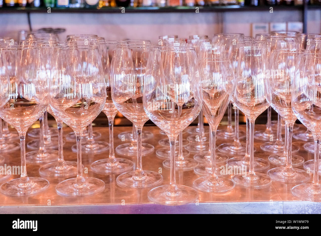 Elegante riga vuota di bicchieri di vino.Molti bicchiere vuoto sulla barra pronta per riempire il vino.pulire i vetri in ristorante.bicchieri sul contatore in bar. Messa a fuoco selettiva Foto Stock