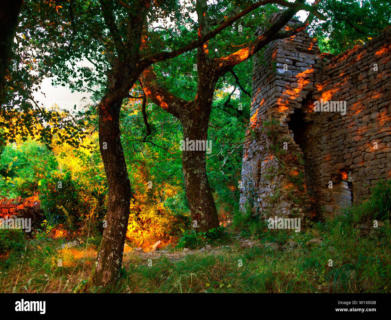 Amazing red Solstizio d'estate in luce le vecchie rovine della chiesa. Monti san Lorenzo, al di sopra di Lerici in Liguria. Annuale evento naturale. Foto Stock