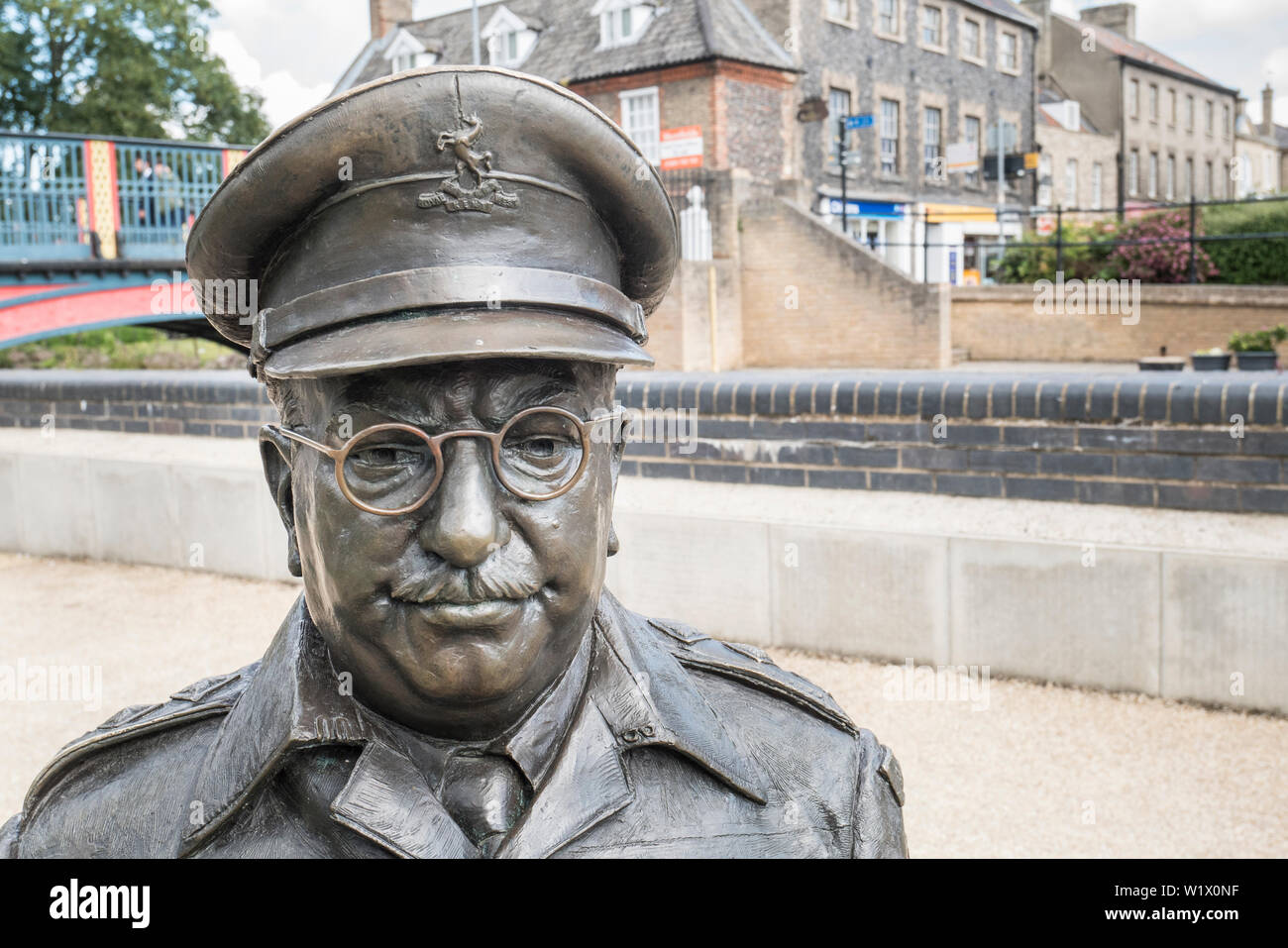 Statua di Arthur Lowe come capitano Mainwaring dalla BBC della serie papà esercito che è stato girato in ed intorno a Thetford in Norfolk Foto Stock