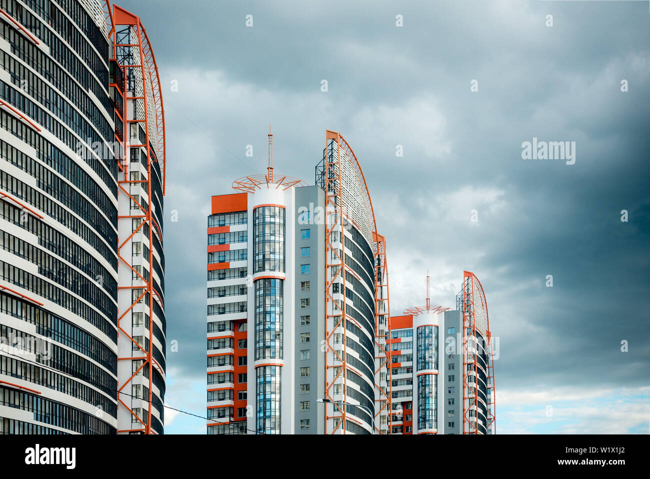 Multi-edificio moderno contro un cielo blu Foto Stock