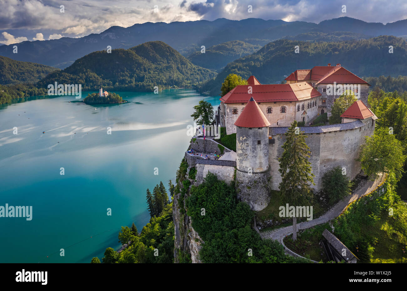 Bled, Slovenia - vista aerea del bellissimo Castello di Bled (Blejski Grad) con la Chiesa del pellegrinaggio dell Assunzione di Maria su una piccola isola e Julian Al Foto Stock