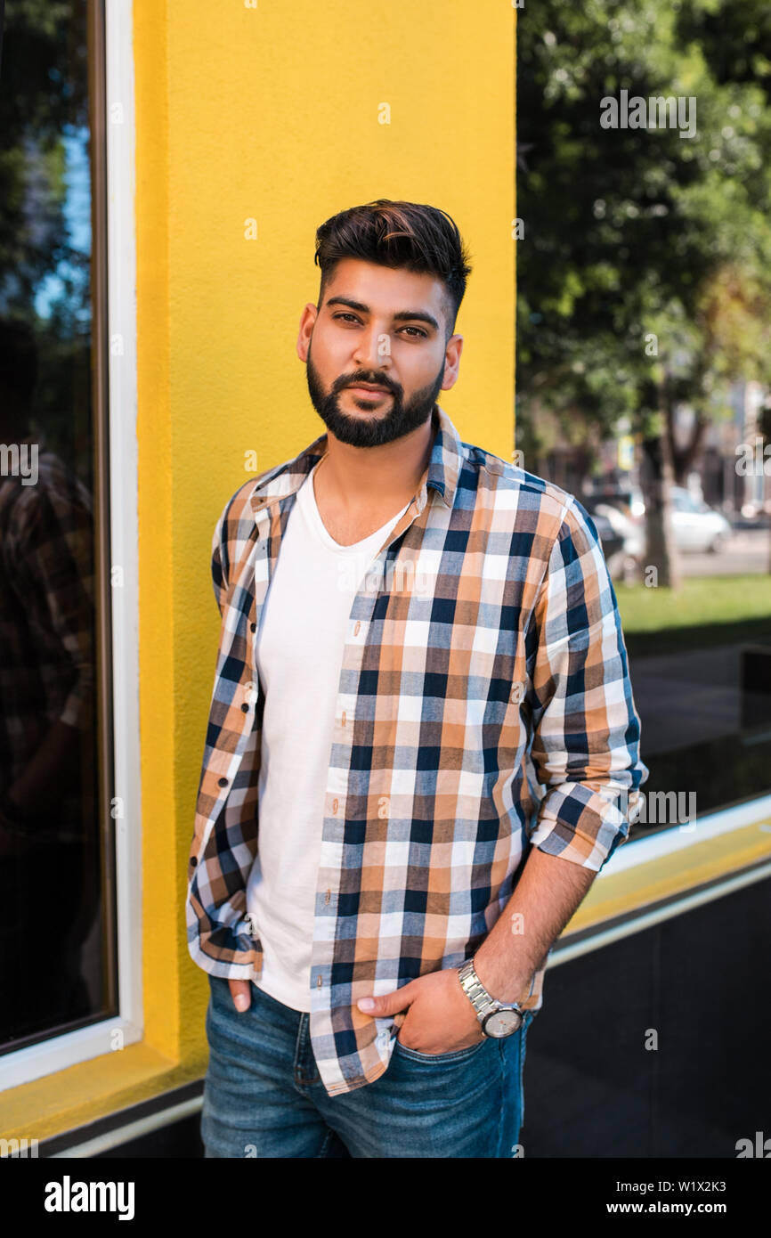 Bel giovane uomo indiano che pongono in strada. Foto Stock
