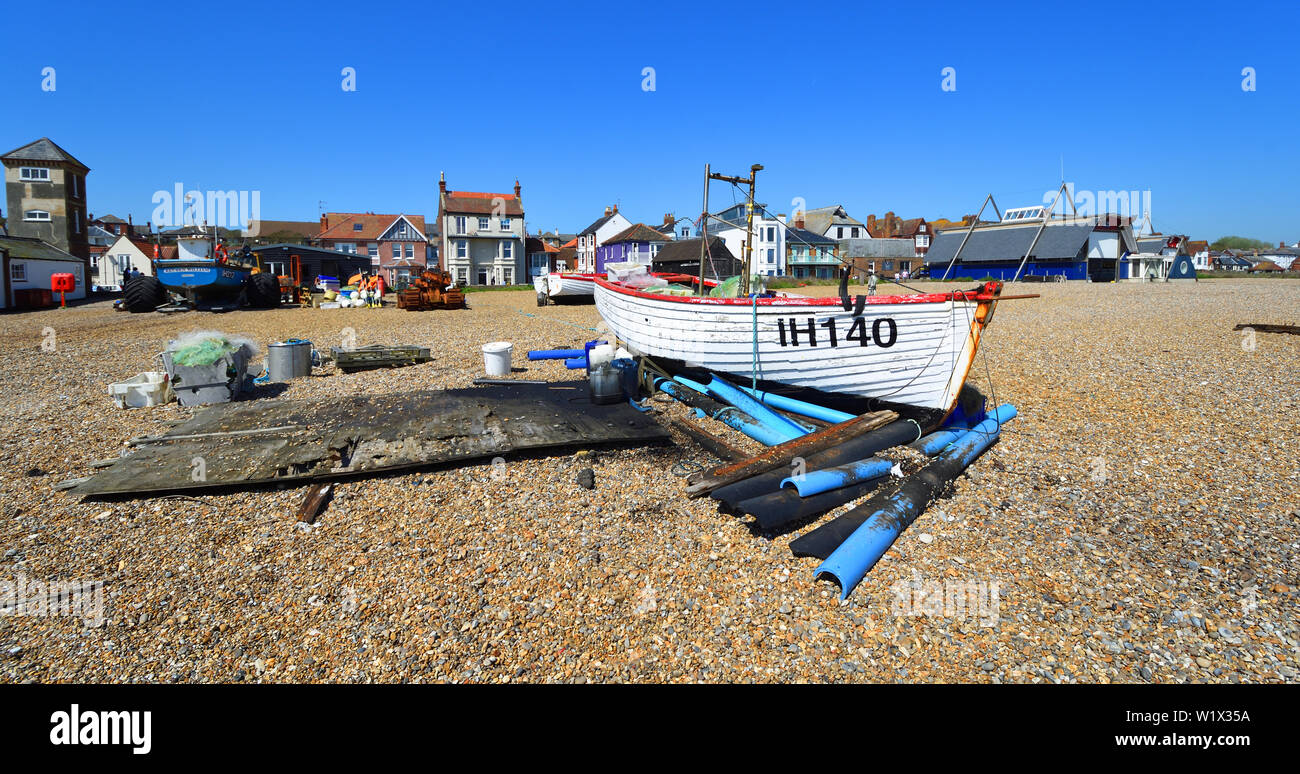 Spiaggia di Aldeburgh con barche da pesca Foto Stock