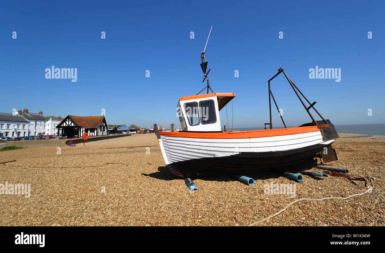 Barche da pesca sulla spiaggia di Aldeburgh Suffolk in Inghilterra Foto Stock