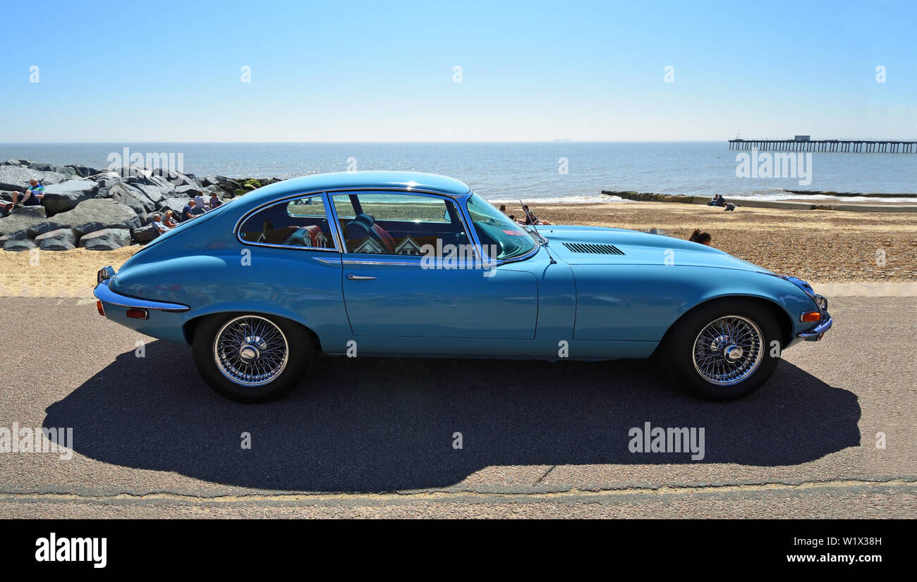 Blu classico Jaguar E tipo automobile parcheggiata sul lungomare. Foto Stock