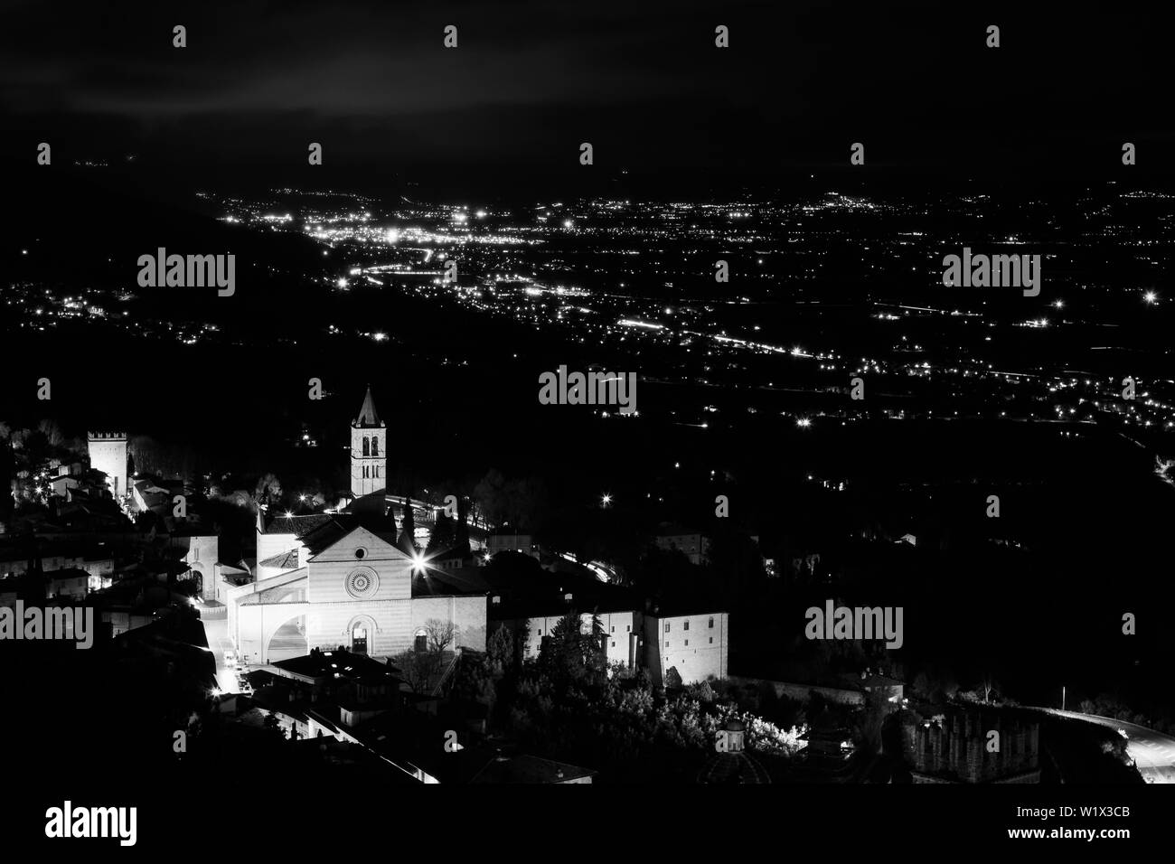 Vista panoramica del centro storico di Assisi (Umbria, Italia) di notte Foto Stock