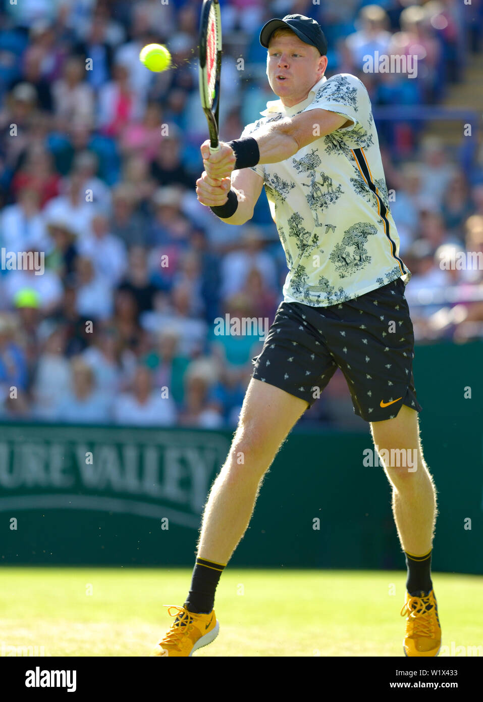 Kyle Edmund (GB) giocando sul Centre Court alla natura internazionale della valle, Devonshire Park, Eastbourne, Regno Unito. Il 27 giugno 2019 Foto Stock