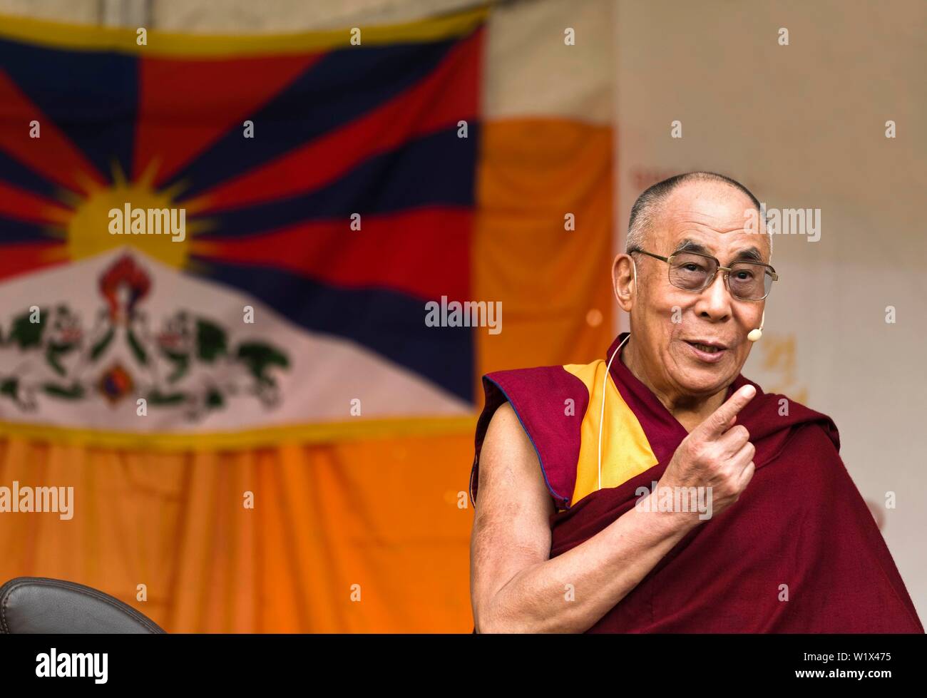 Il Dalai Lama parla nella parte anteriore del Tibet bandiera, Steinhude, Germania Foto Stock